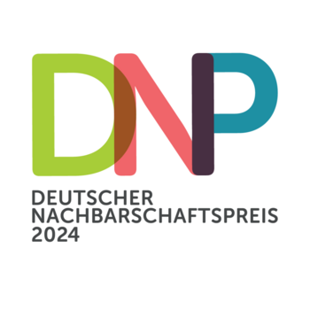 Logo des Deutschen Nachbarschaftspreises: grünes D, rotes N, blaues P.