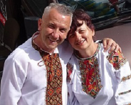 Foto eines lächelnden Paares in traditioneller Oberbekleidung