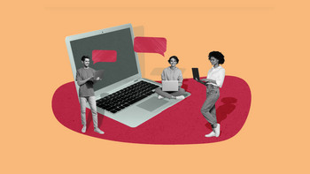 drei Personen sitzen bzw. stehen vor einem übergroßen Laptop