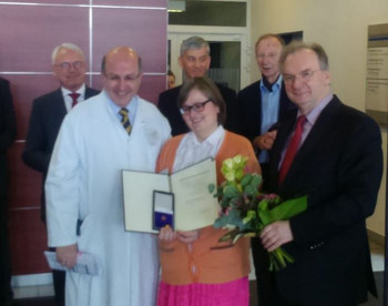 Annette Byhan (Mitte) wird von Ministerpräsident Haseloff (links im Bild) mit Ehrennadel des Landes ausgezeichnet