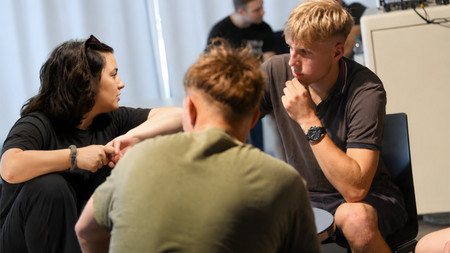 junge Menschen sitzen zusammen und reden