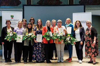 Gruppenbild der Preisträgerinnen des Landesgleichstellungspreises 2024, insgesamt 14 Personen.