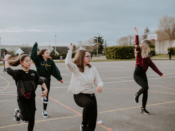 Teenager tanzen auf Sportplatz