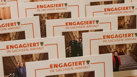 Bilderrahmen mit Porträtfotos von Engagierten