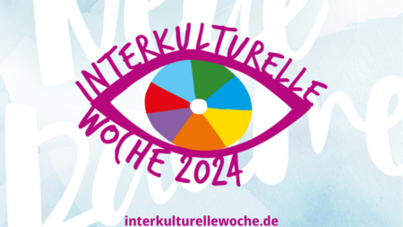 Logo der Interkulturelle Woche 2024: Ein stilisiertes Auge mit vielfarbiger Iris, dazu das diesjährige Motto: "Neue Räume"