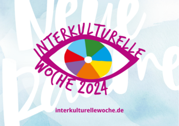 Logo der Interkulturelle Woche 2024: Ein stilisiertes Auge mit vielfarbiger Iris, dazu das diesjährige Motto: "Neue Räume"