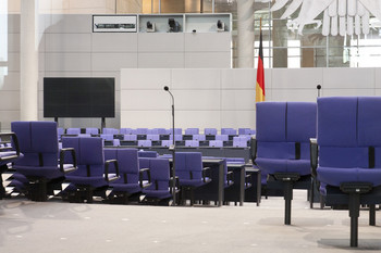 Blaue Stühle im Bundestag