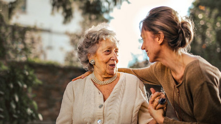 ältere Frau im Gespräch mit einer jungen Frau