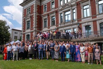 Gruppenfoto der 100 Geerhten im Garten der Magdeburger Staatskanzlei