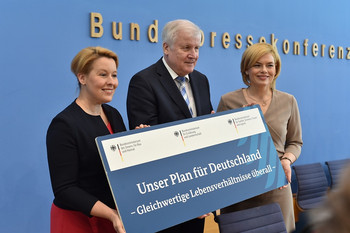 Dr. Franziska Giffey, Horst Seehofer und Julia Klöckner bei der Vorstellung der Schlussfolgerungen "Unser Plan für Deutschland - Gleichwertige Lebensverhältnisse überall" in der Bundespressekonferenz