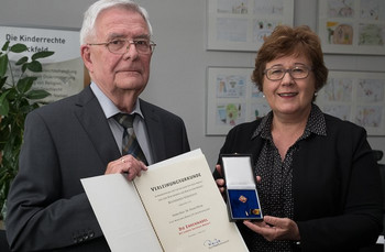 Prof. Dr. Frank Peter Meyer erhält von der stellv. Ministerpräsidentin Petra Grimm-Benne die Ehrennadel des Landes Sachsen-Anhalt für jahrzehntelanges ehrenamtliches Engagement in Ethikkommission.