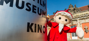 Sandmannfigur vor einem Gebäude