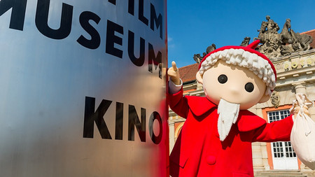 Sandmannfigur vor einem Gebäude