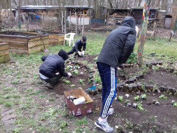 Pflanzaktion im "Garten der Sinne"