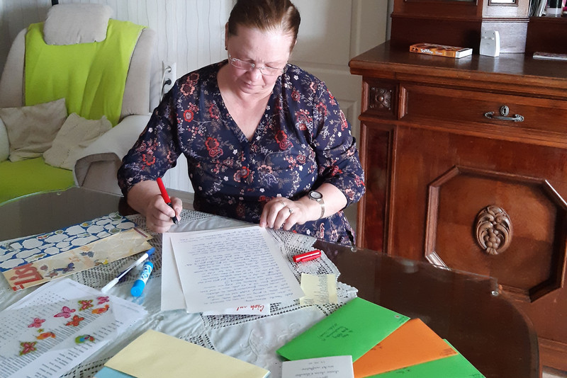 Frau beim Briefeschreiben