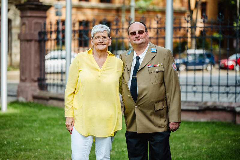 Porträt eines Mannes in Uniform und einer Frau nebeneinander im Garten der Staatskanzlei