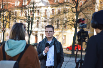 Hier entsteht gerade eine WhyNOT?!-Story: Das Team interviewt und filmt den Engagierten Kenny-Lee Richter in Magdeburg.